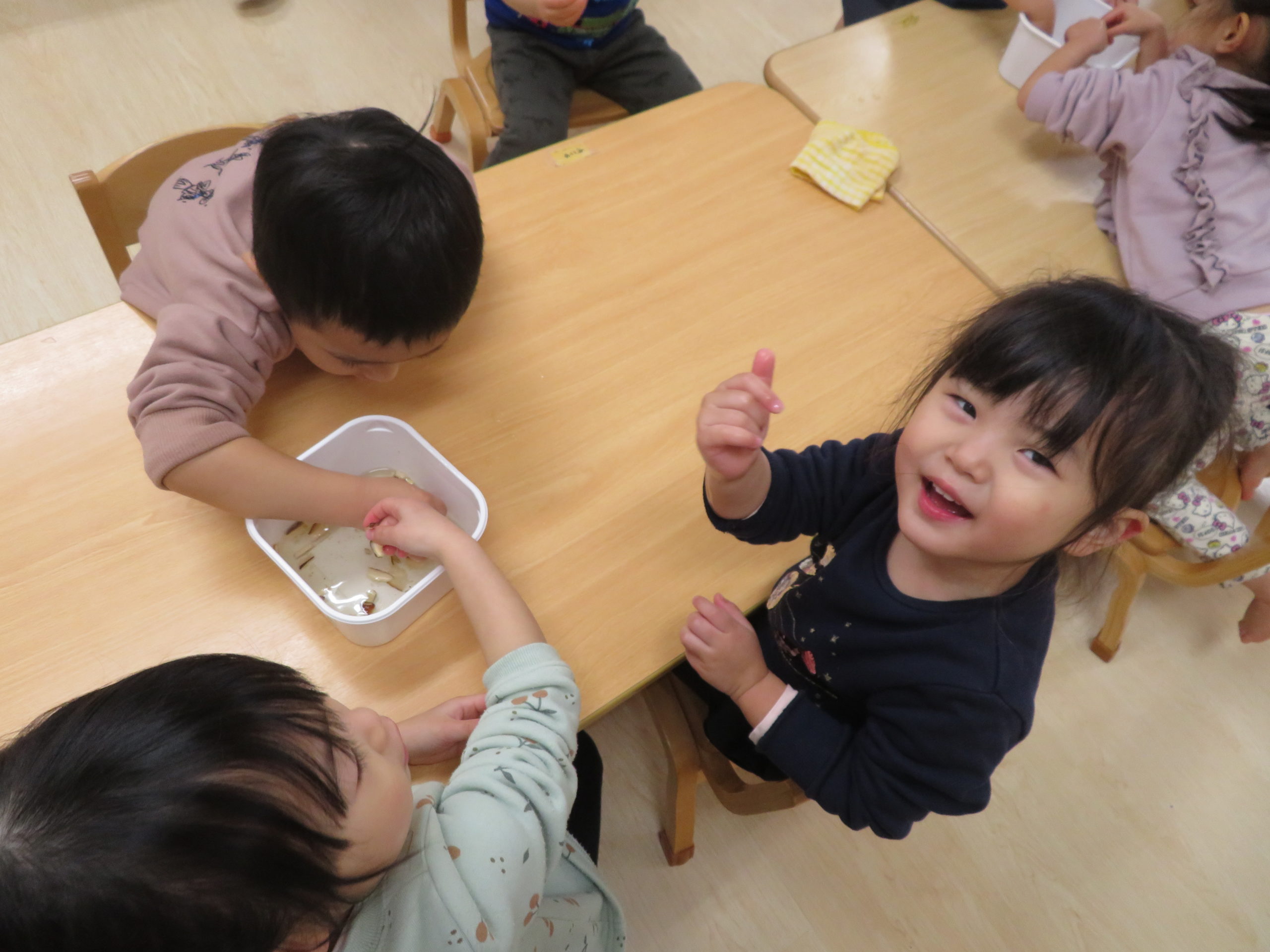 😊遊コスモス小新保育園「2歳児 食育活動🍽これ、な～んだ？」