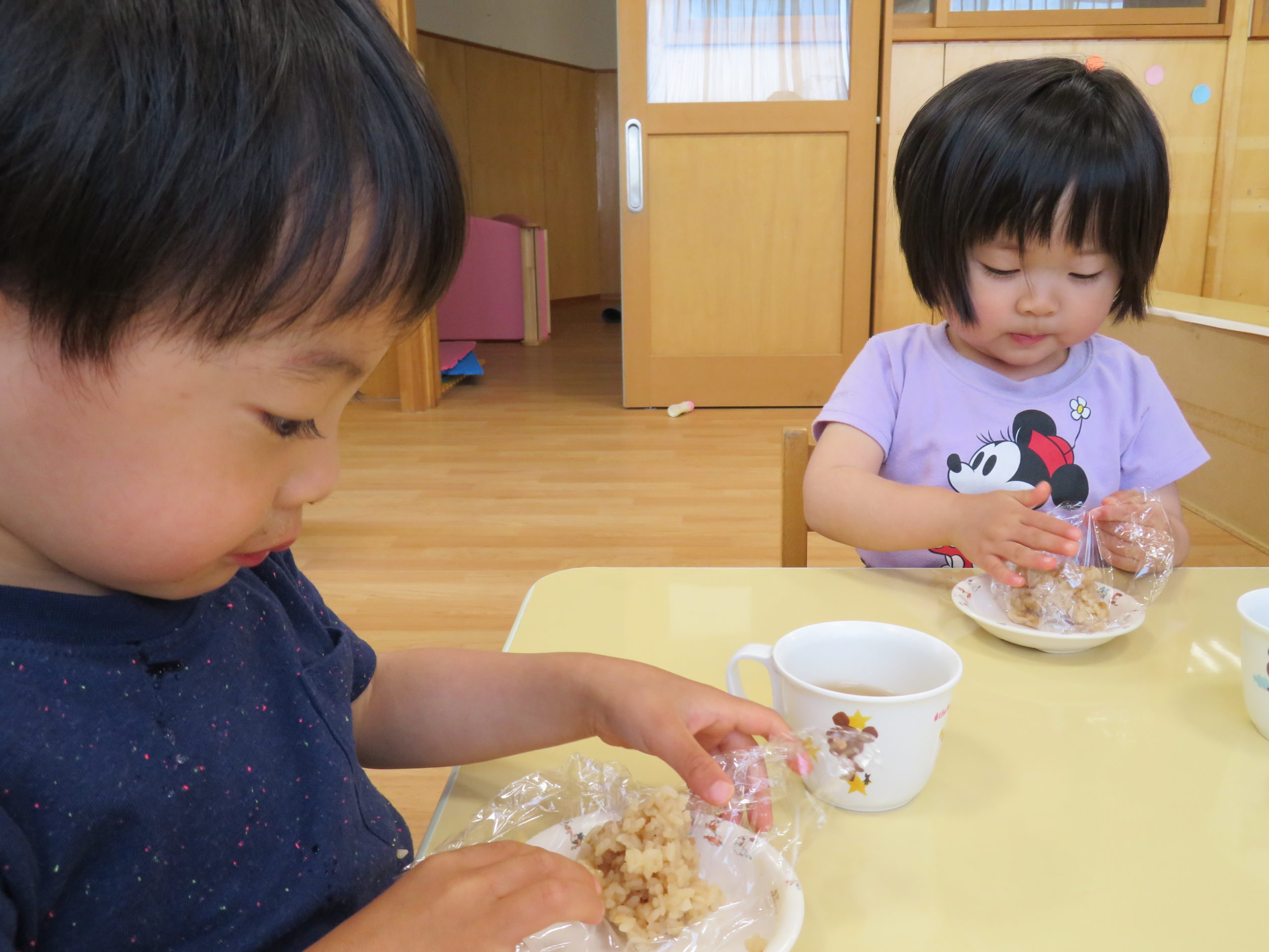 🍙おにぎりって美味しいね🍙　　【なかの乳児保育園　２歳児たんぽぽ組】