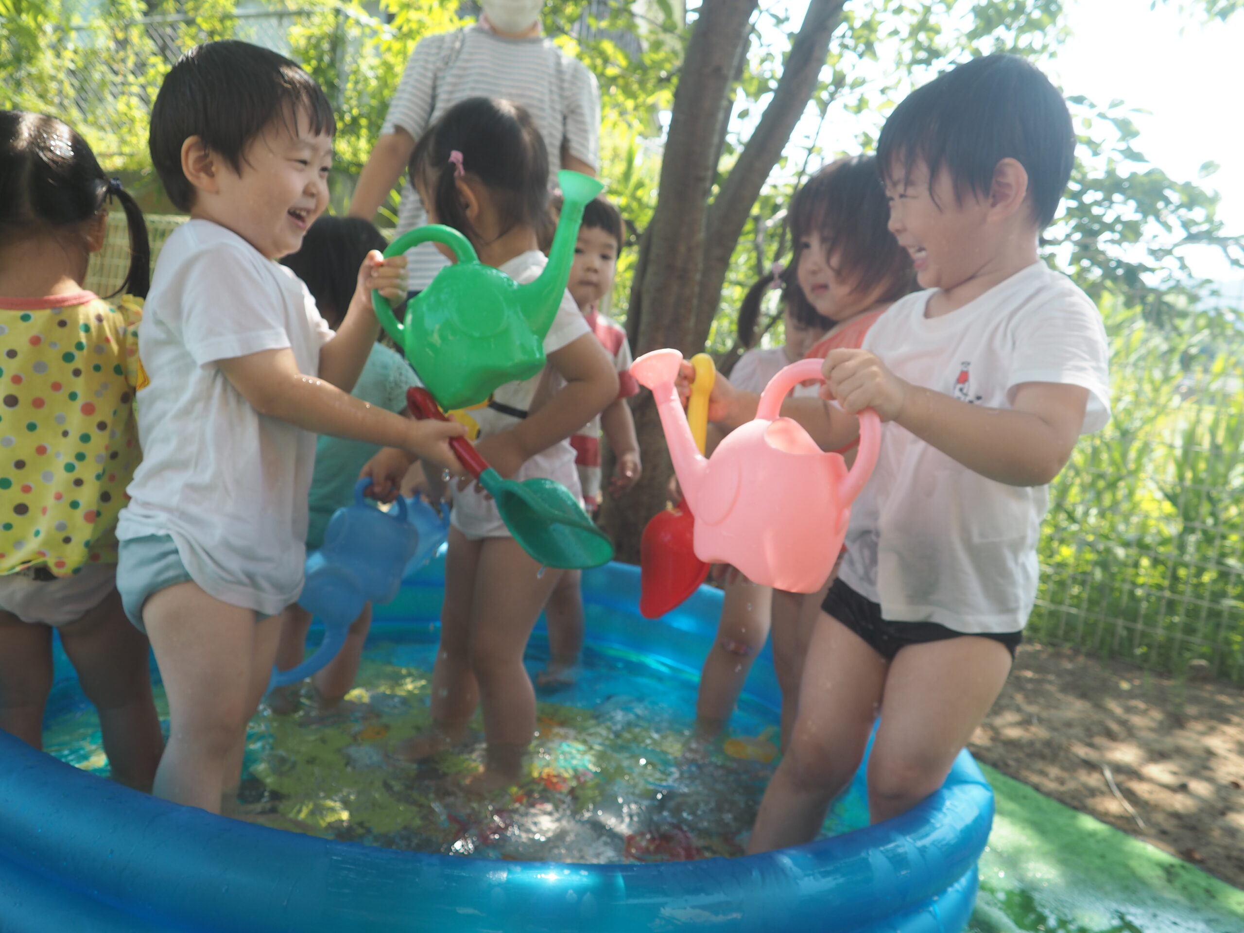 水遊び、泥んこ遊びを楽しい！【真野第1保育園　2歳児こりす組】