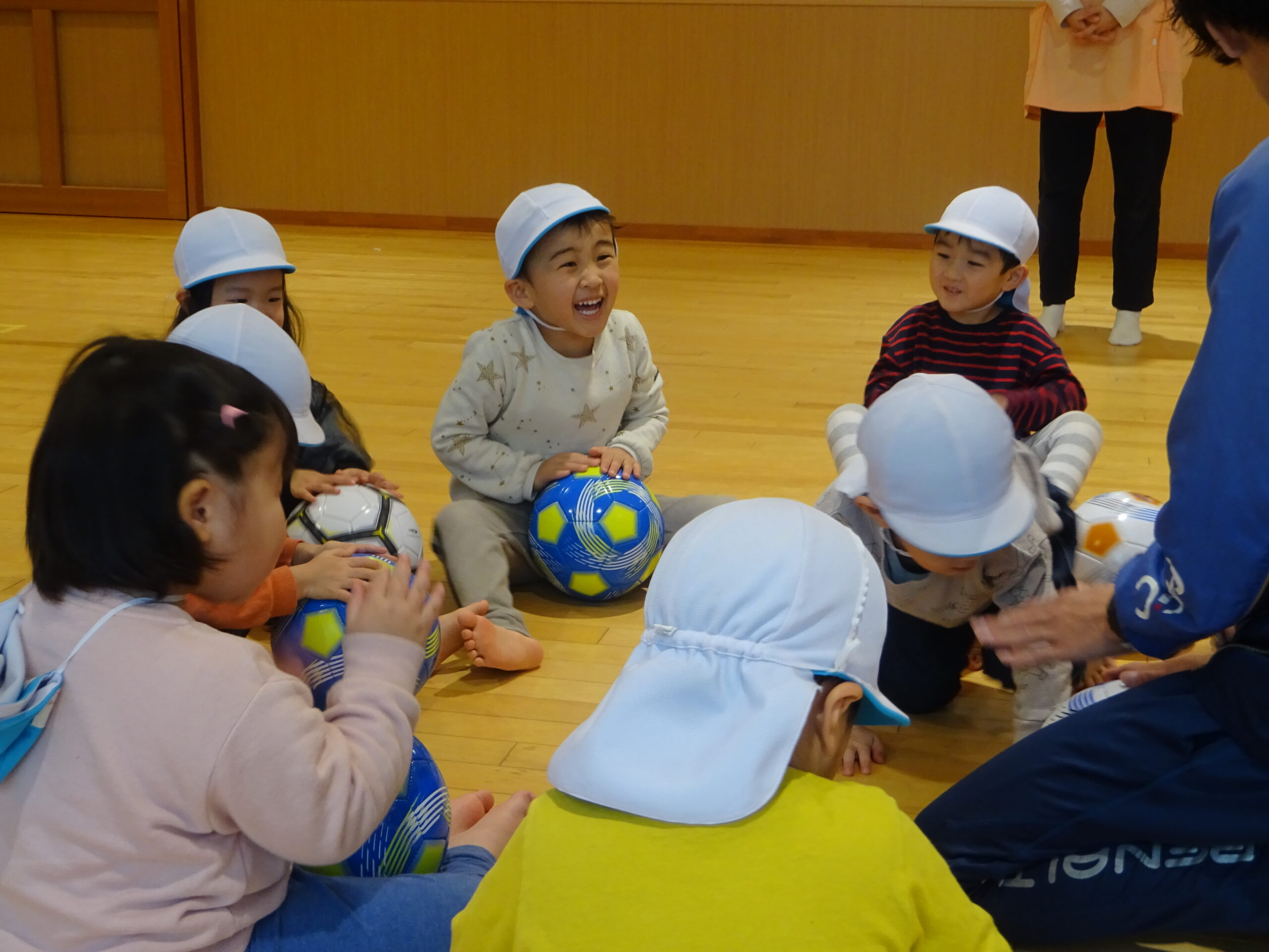 😊遊コスモス小新保育園　３歳児　にじ組「初めてのサッカー教室⚽🎶」