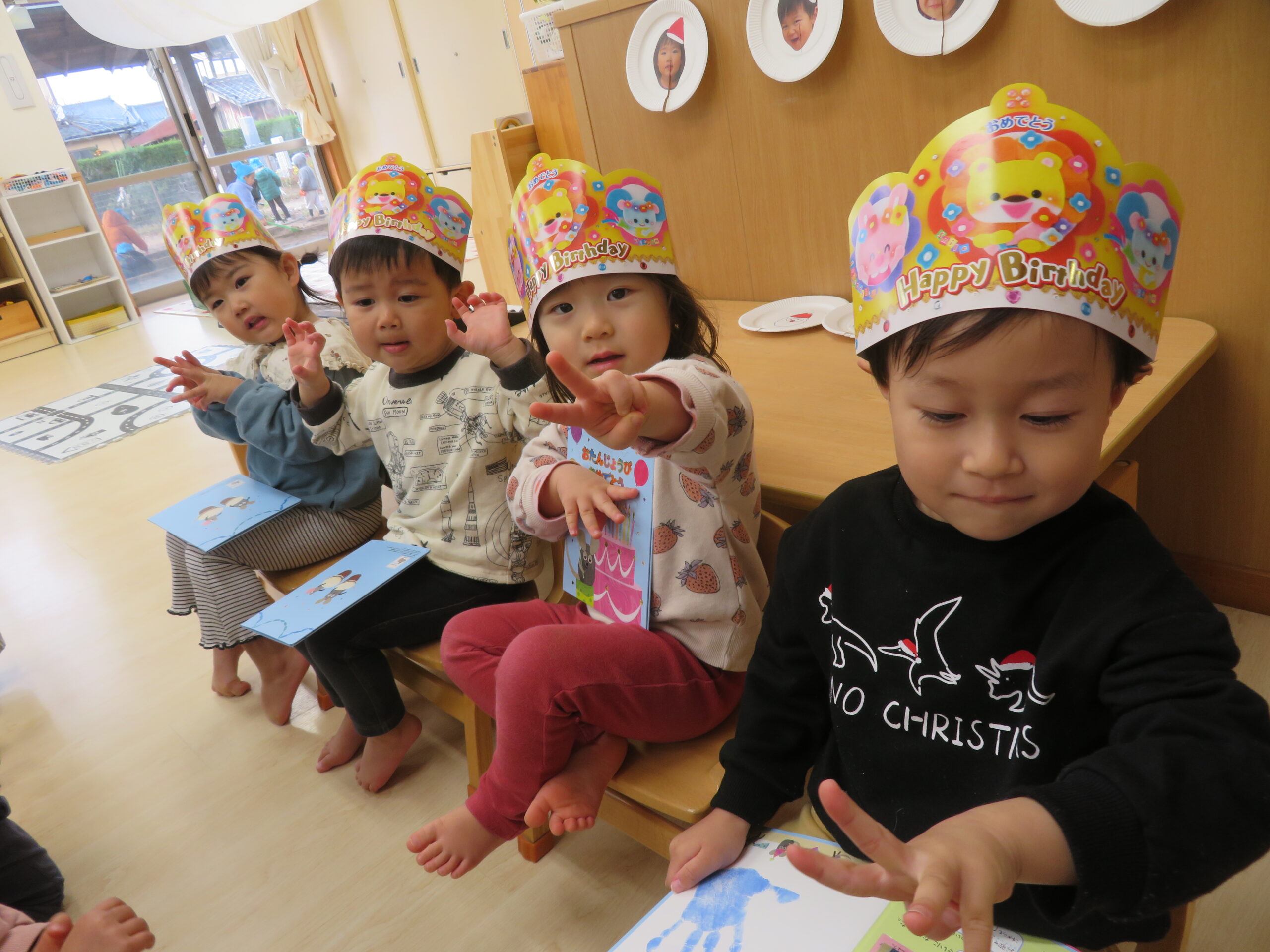 😊遊コスモス小新保育園「２歳児　おひさま組🌞12月のお誕生会🎂」