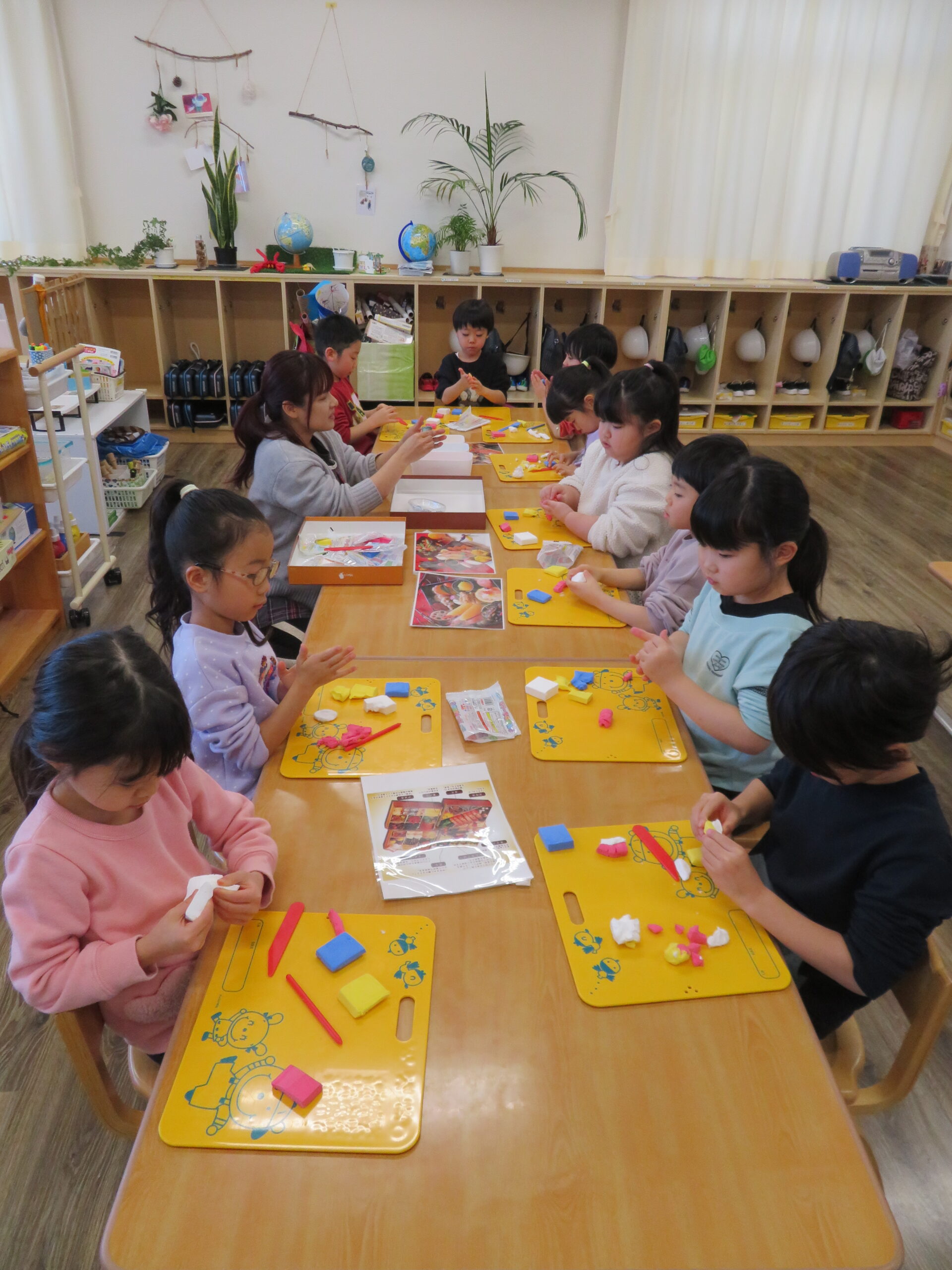 😊遊コスモス小新保育園「４・５歳児🎍紙粘土でおせち作り✨」 1月5日
