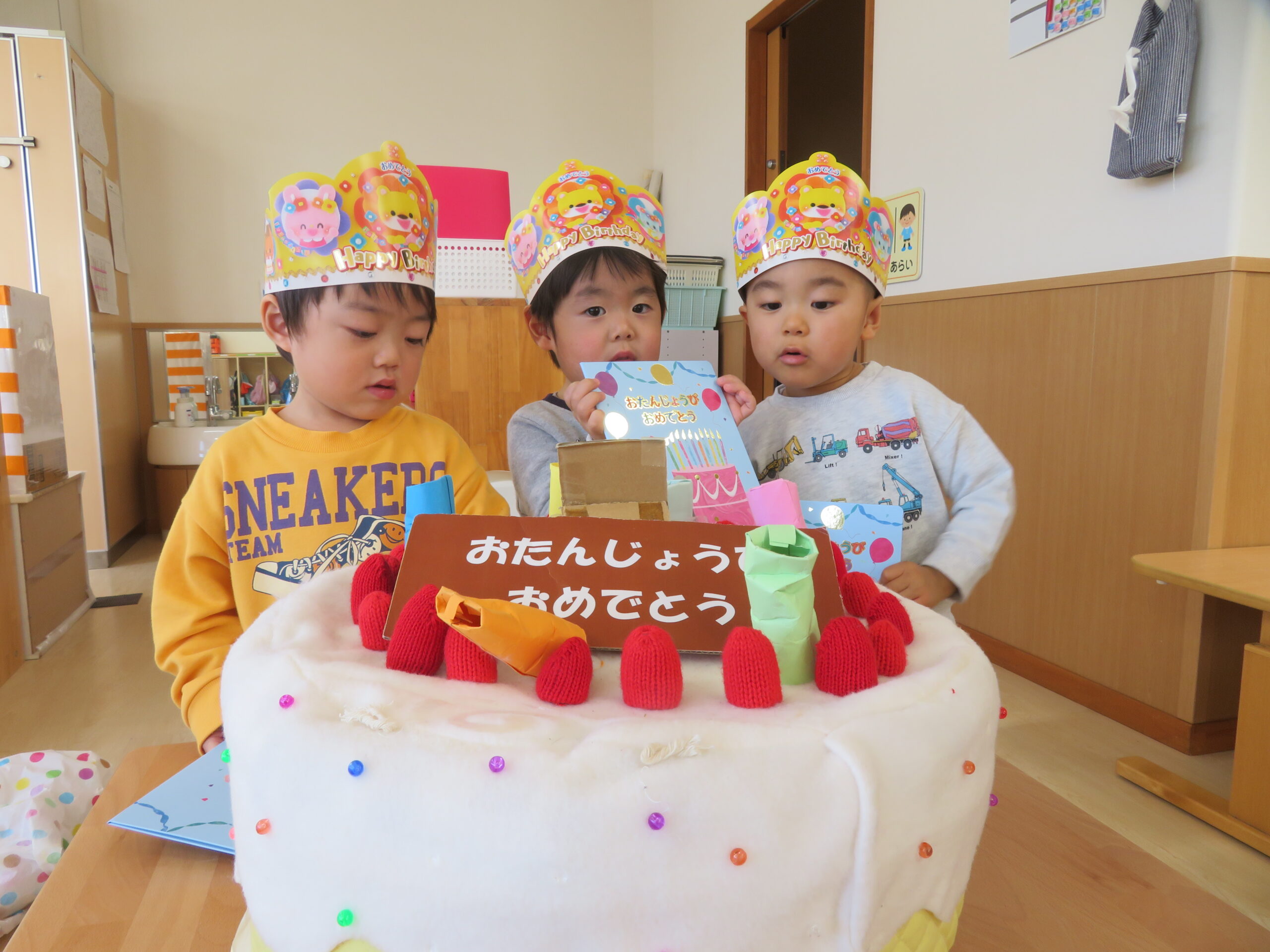 😊遊コスモス小新保育園「２歳児　おひさま組🌞1月のお誕生会🎂」
