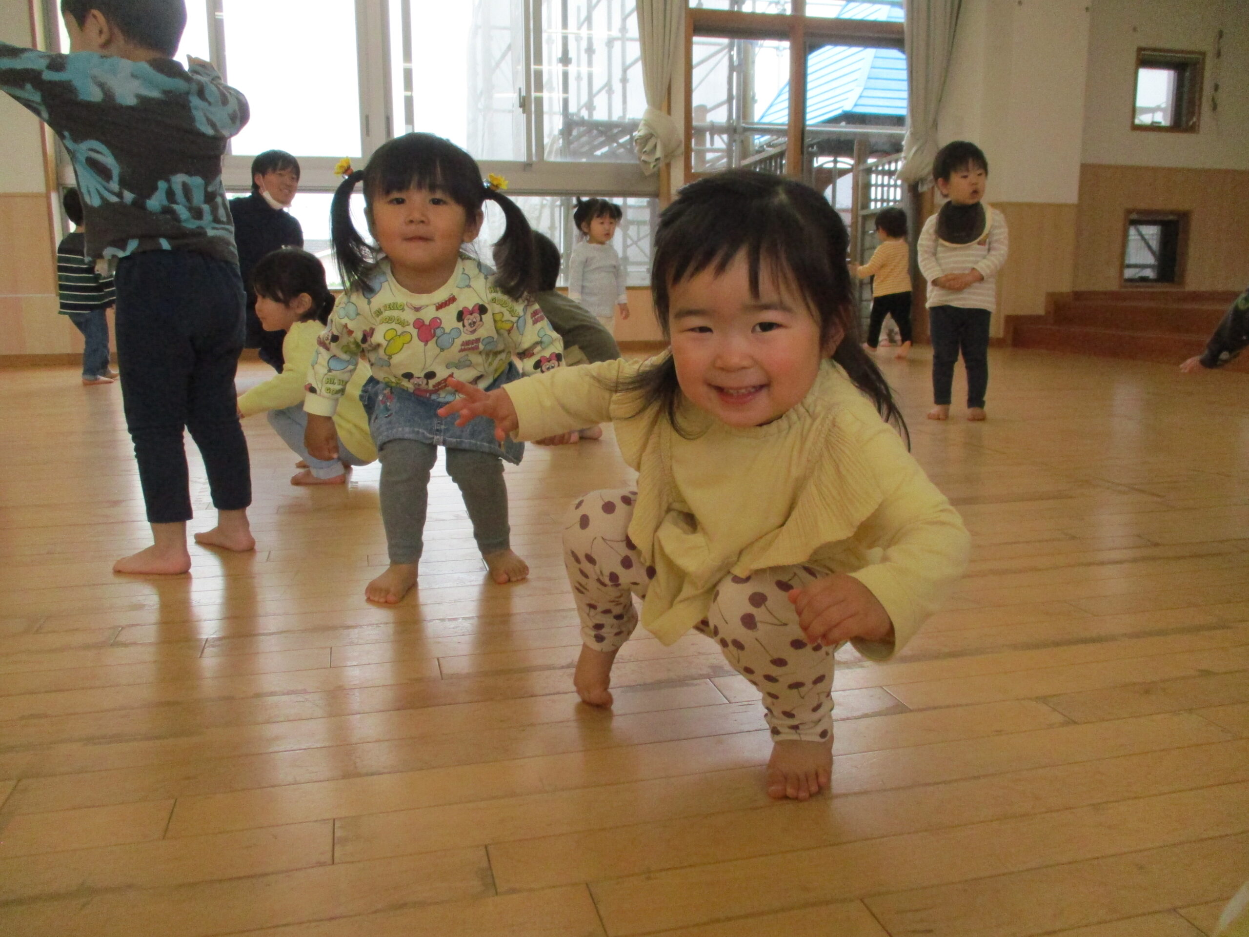 2歳児つくし組★初めてのダンスダンス♪【ナカノスイミング保育】