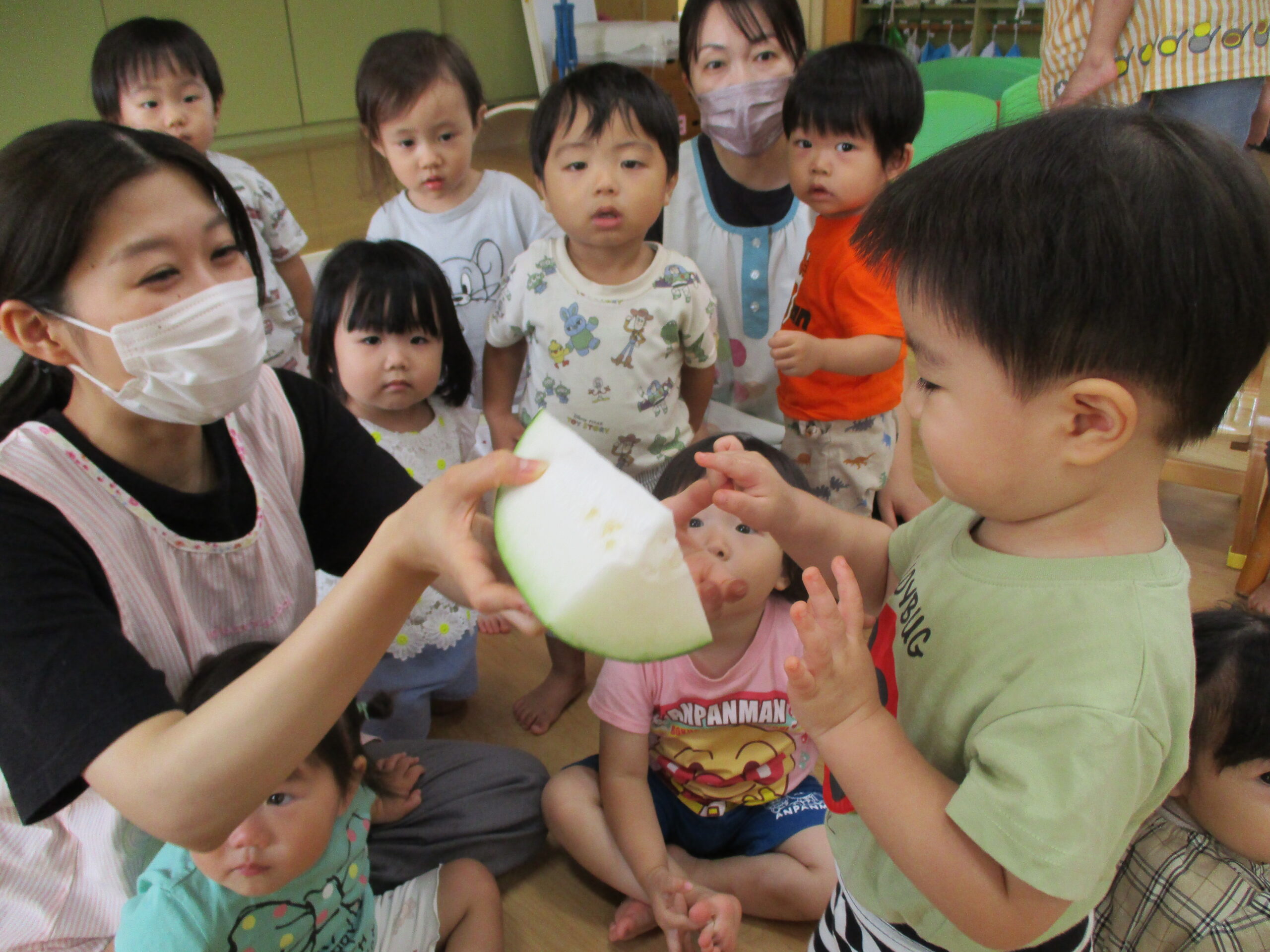 [かめだなかの保育園]　冬瓜の解体ショー🥒✨