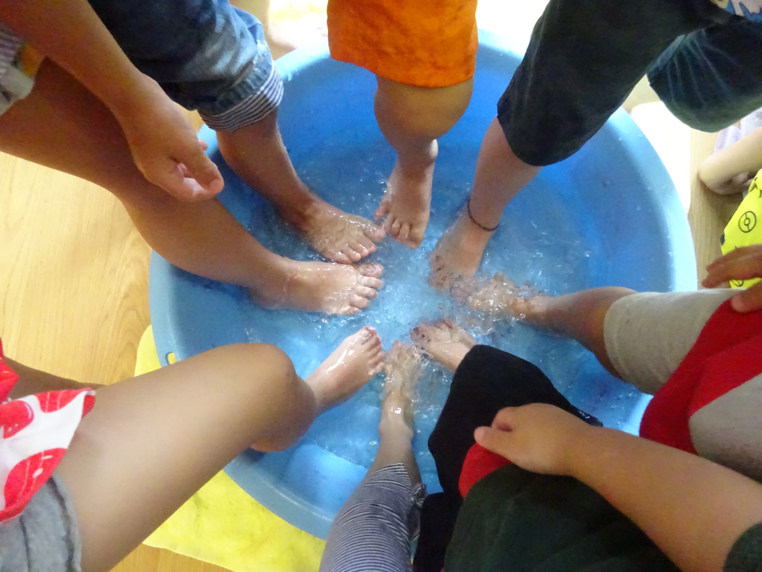 暑い日の氷遊びは楽しいね！【真野第1保育園　ひまわり組】