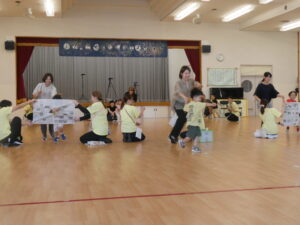 新聞紙を破ってゴー!