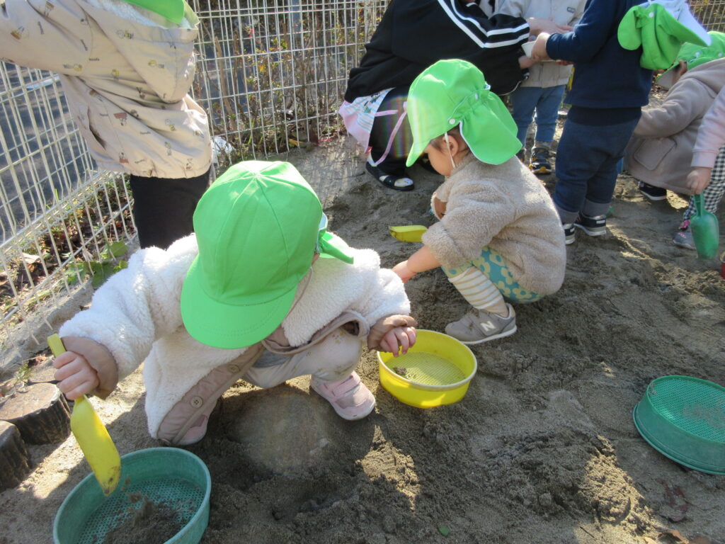 砂場遊びではスコップを使って、ご飯作るの上手にできるようになったよ!