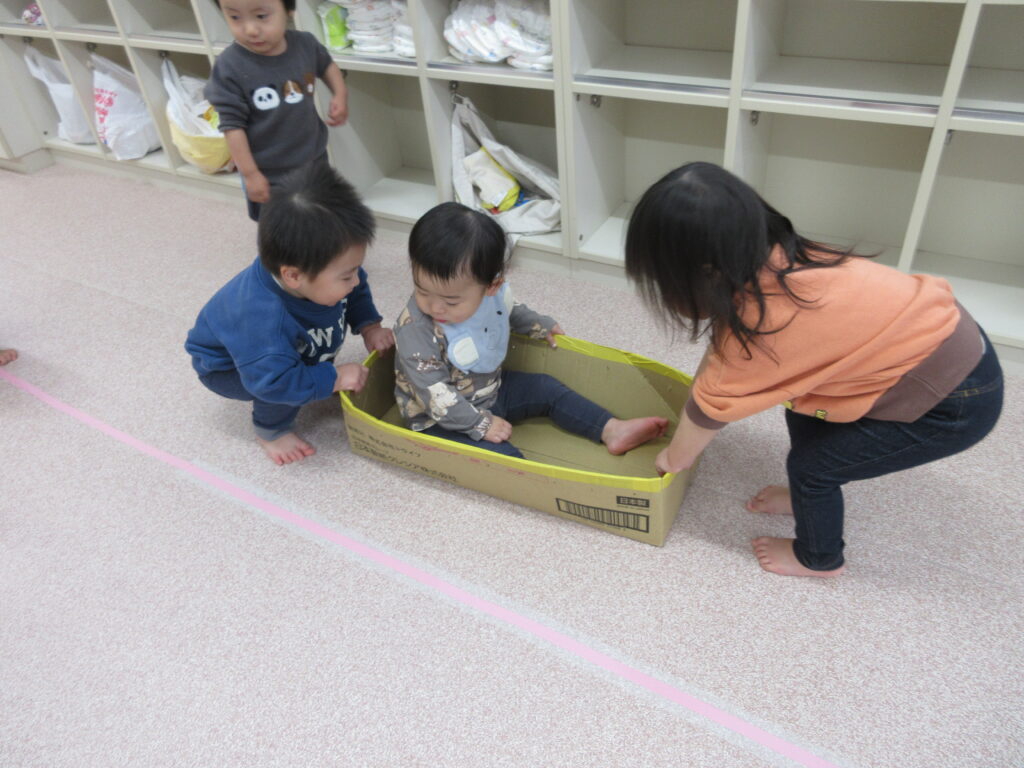 そら組(1歳児)さんはお兄さん、お姉さんの気持ちが出てきているようで、電車に乗っているひかり組(0歳児)さんを引っ張たり、押してあげる姿もありました。