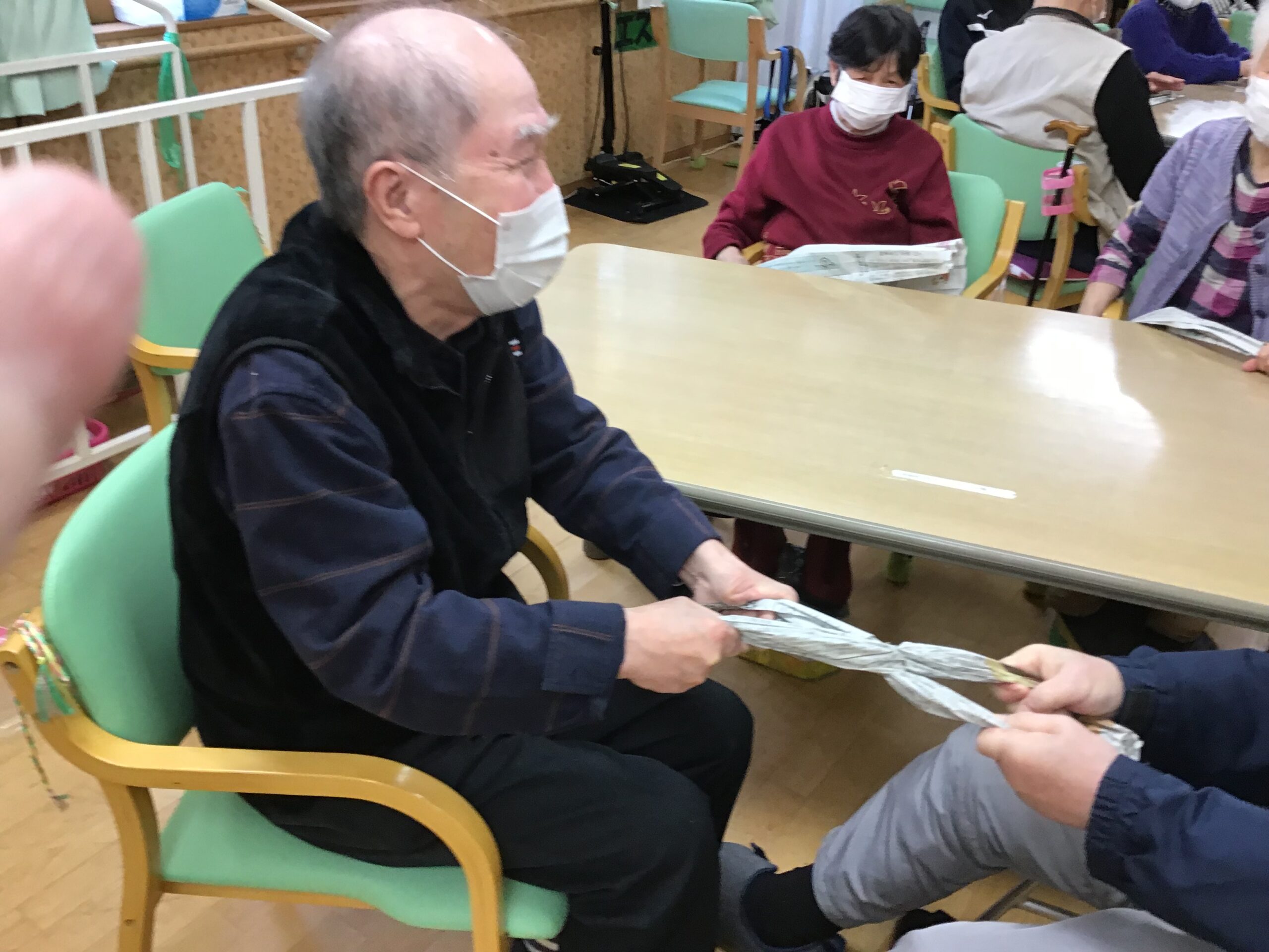 新聞紙相撲大会＆塩豆大福お取り寄せ【勇樹会日の出デイサービス】