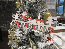 クリスマスツリーの飾りつけ【朱鷺いろの杜梅津】