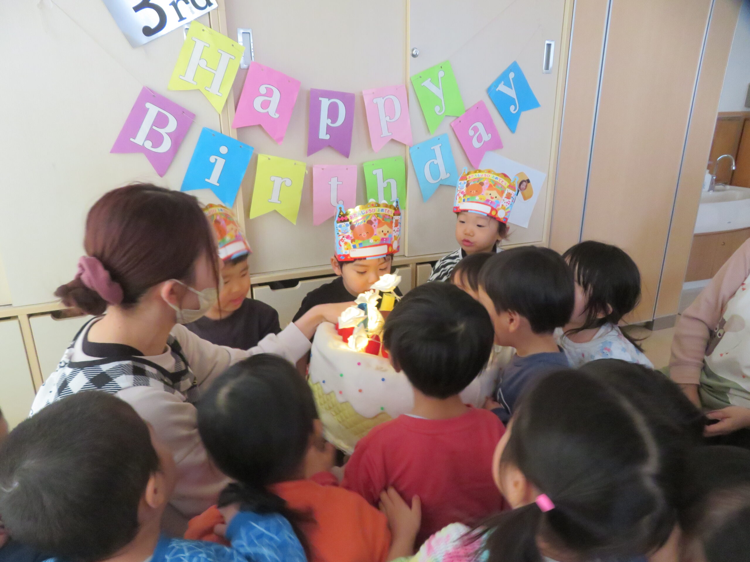 😊遊コスモス小新保育園「2歳児おひさま組　お誕生会🎂」