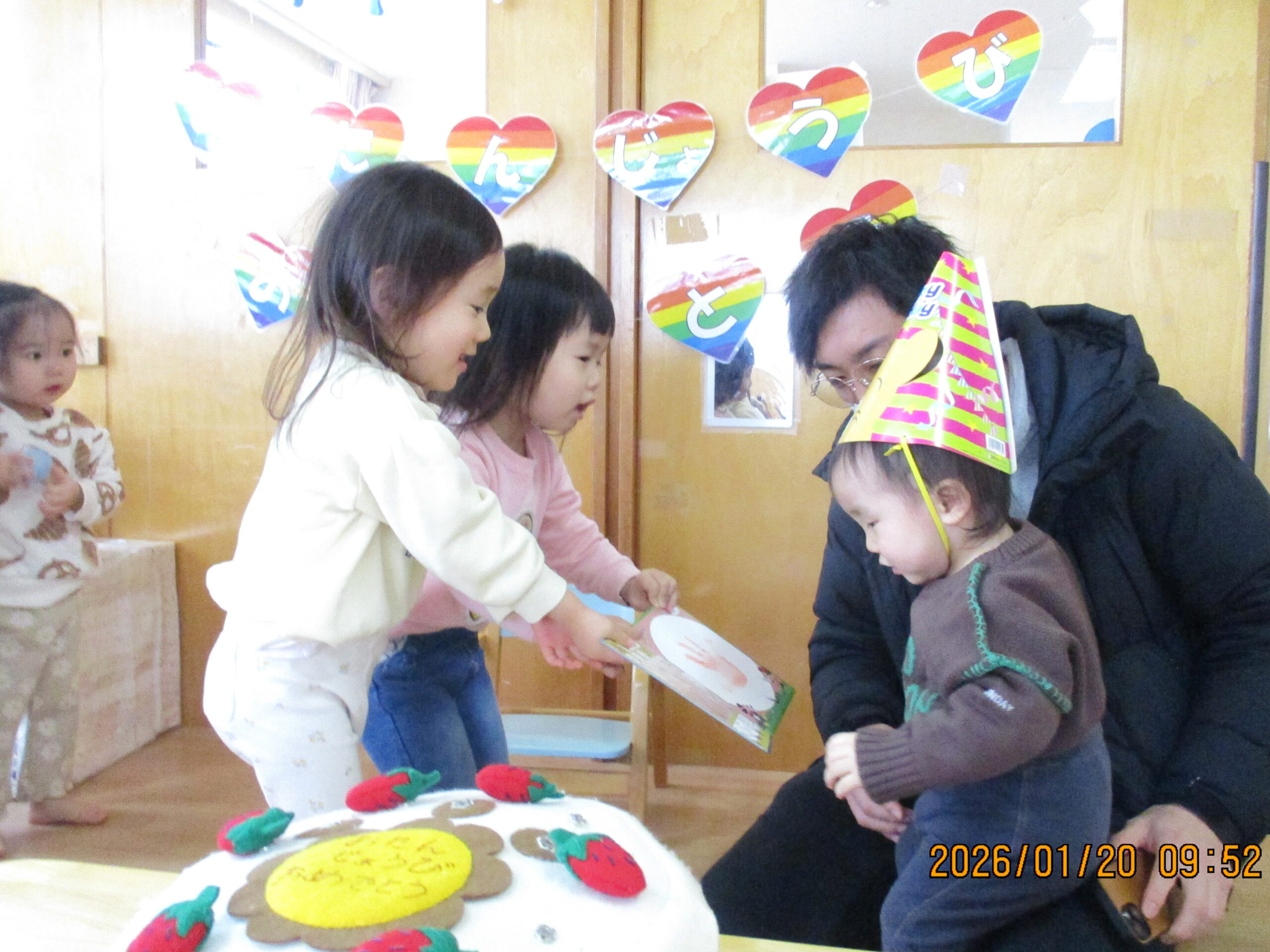 【かめだなかの保育園】1月生まれのお誕生会🎂(0.1歳児)