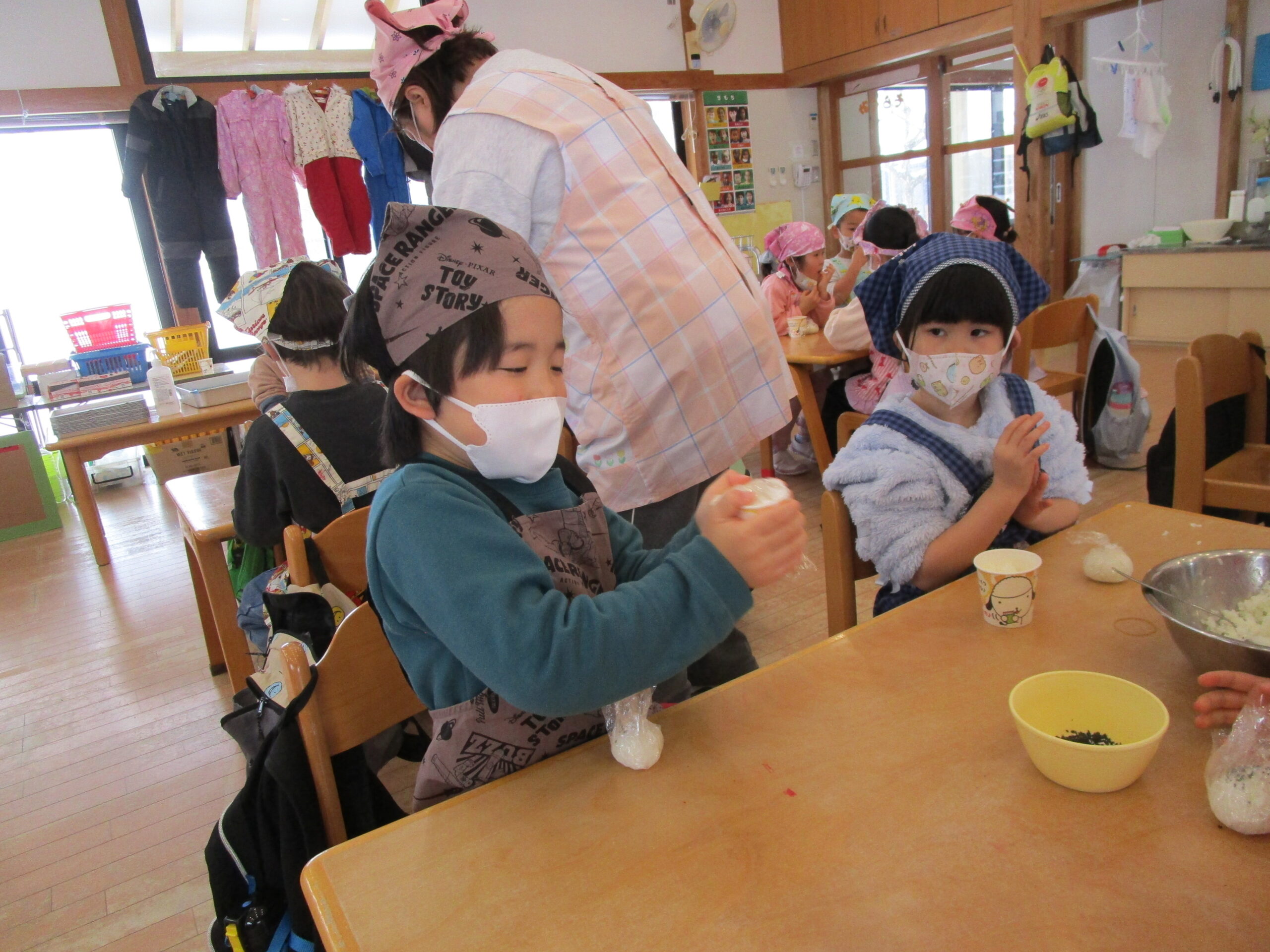シャカシャカおにぎり【新穂トキっ子保育園：以上児】