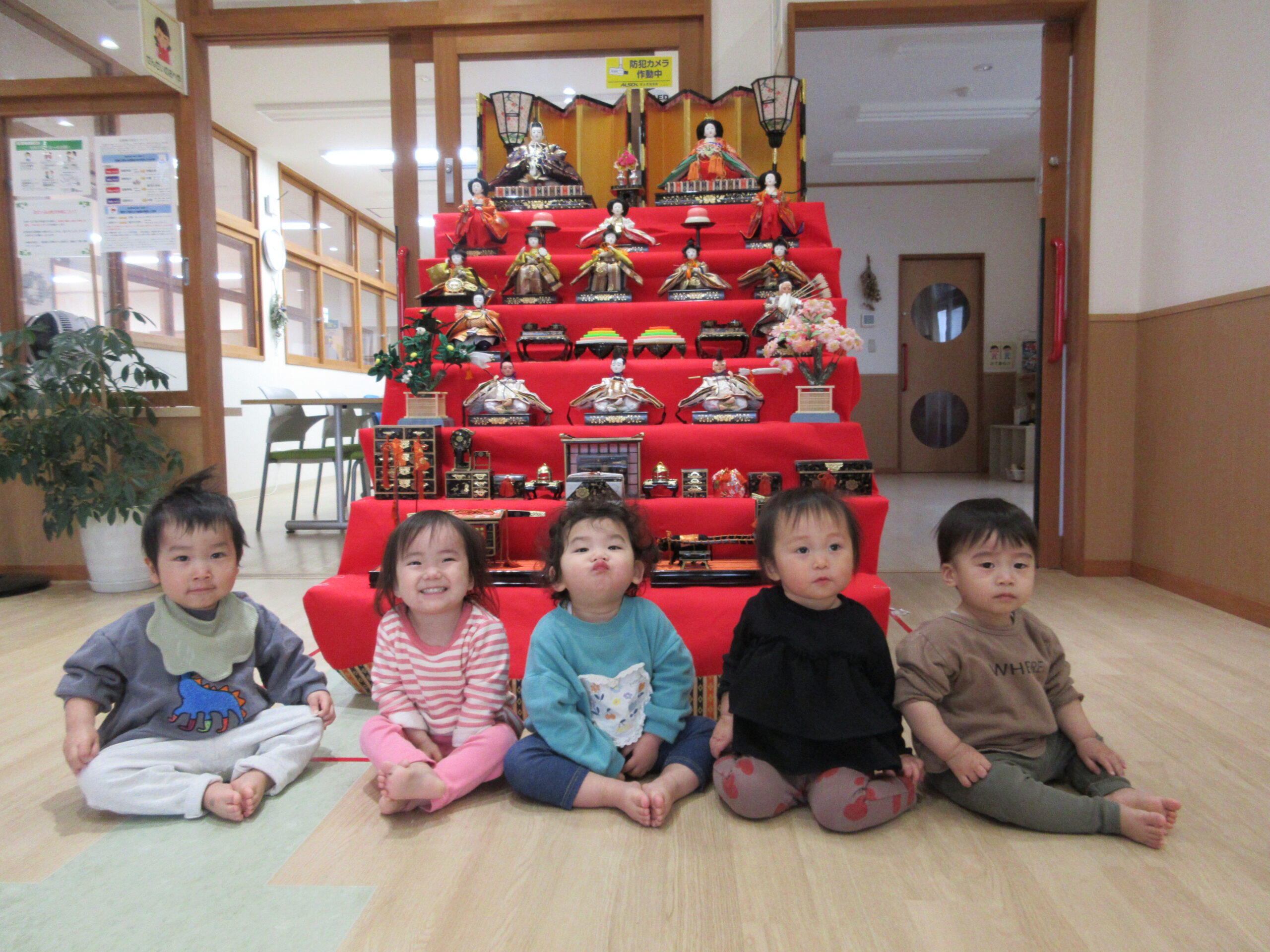 😊遊コスモス小新保育園 「0歳児しずく組 きょうは うれしい ひなまつり🎎」