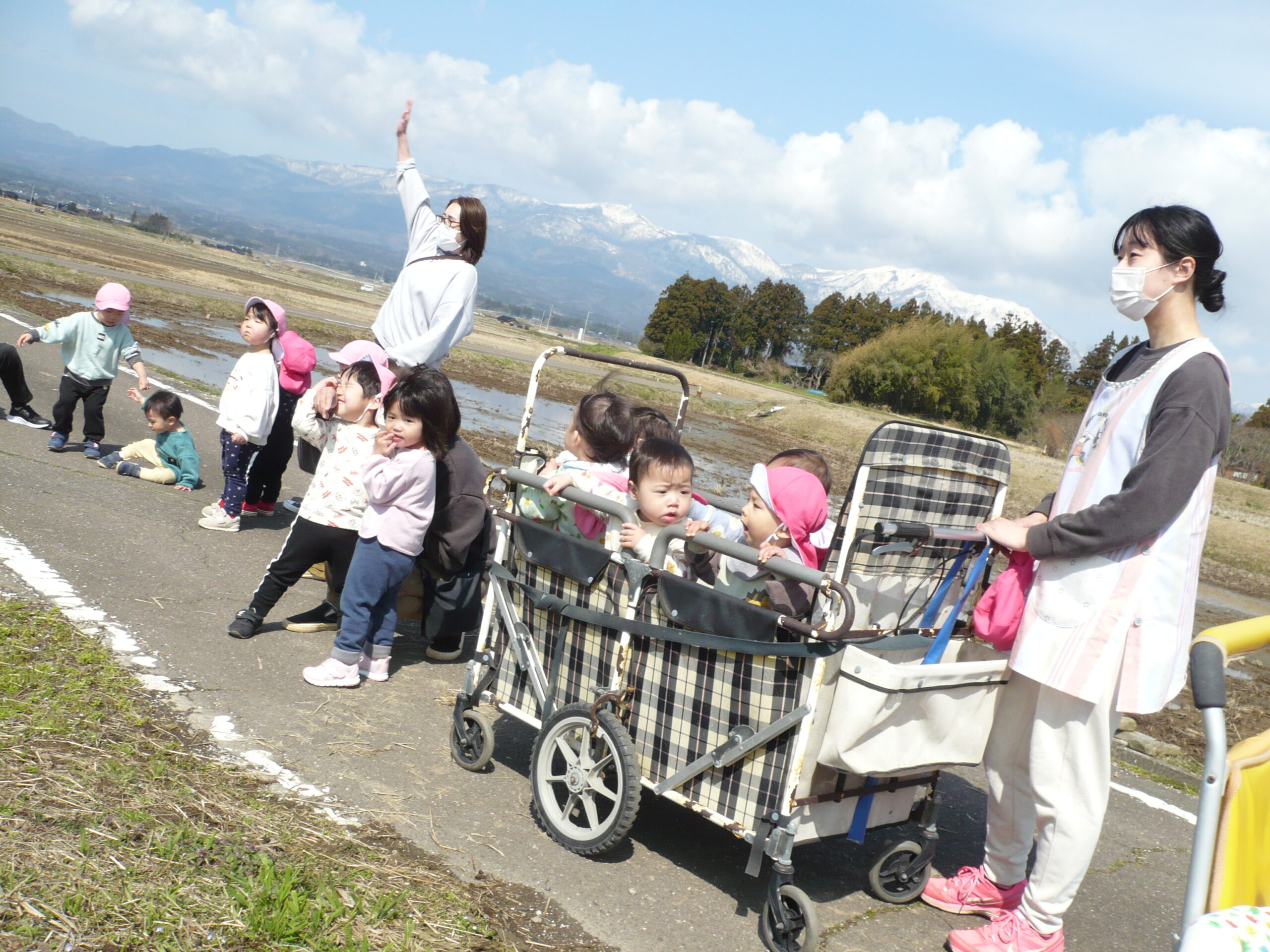 おさんぽたのしいっ動画ver【新穂トキっ子保育園：はな組・とり組】